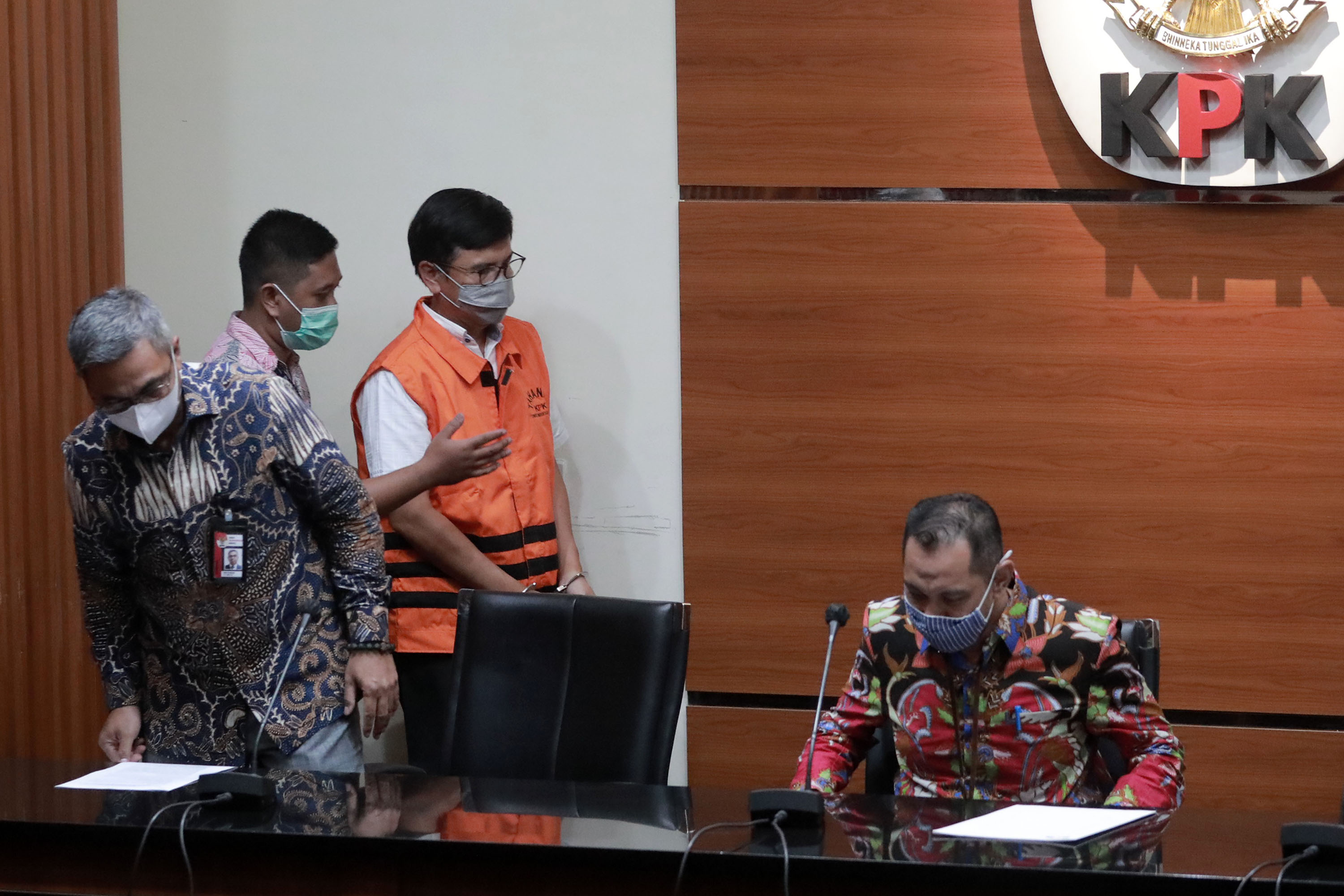 kpk-tahan-tersangka-kasus-pengadaan-tanah-di-jakarta_20210527_194641.jpg