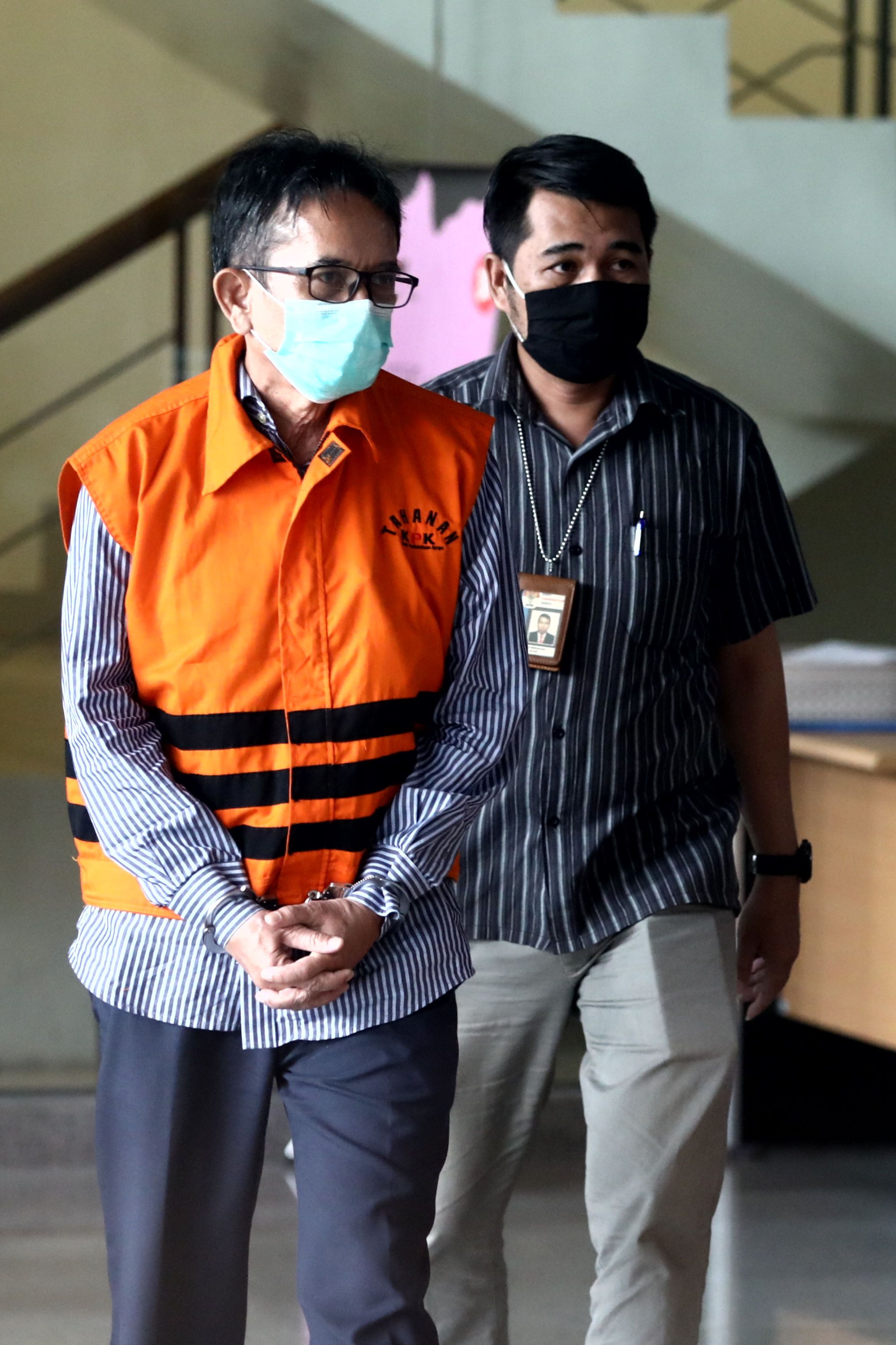 kpk-tahan-tersangka-kasus-ptdi_20200612_223456.jpg