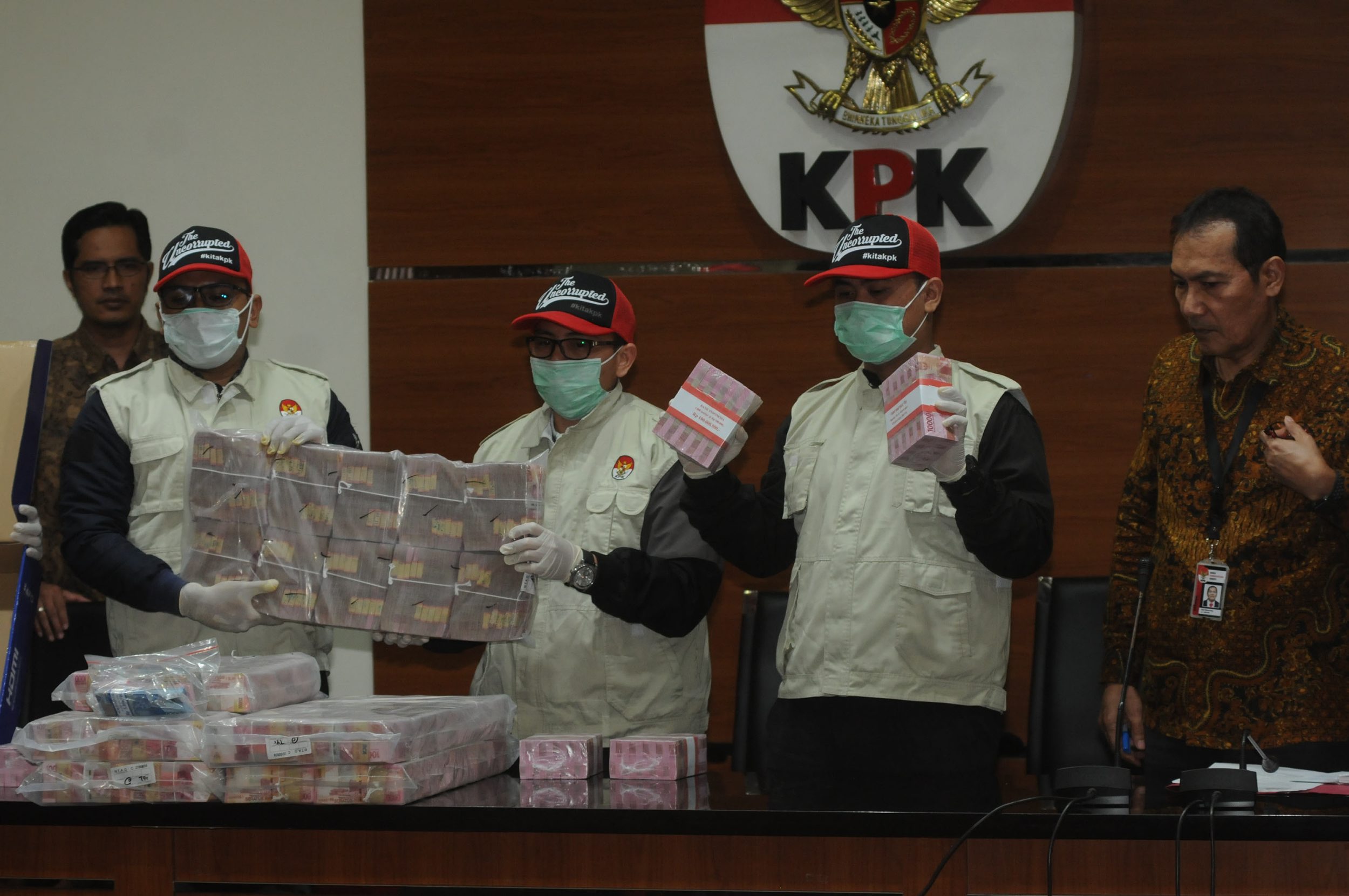 kpk-tunjukkan-barang-bukti-ott-koni_20181220_131501.jpg