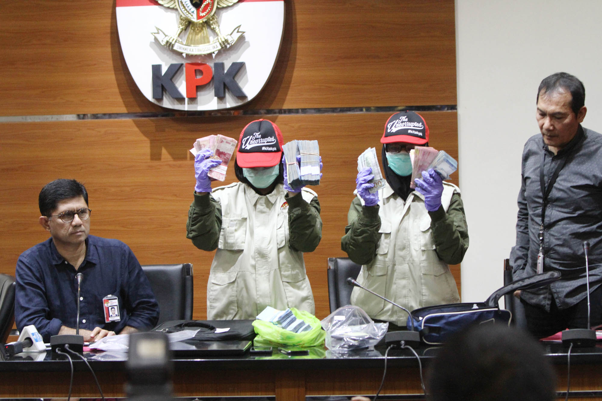 kpk-tunjukkan-barang-bukti-suap-kalapas-sukamiskin-bandung_20180721_222601.jpg