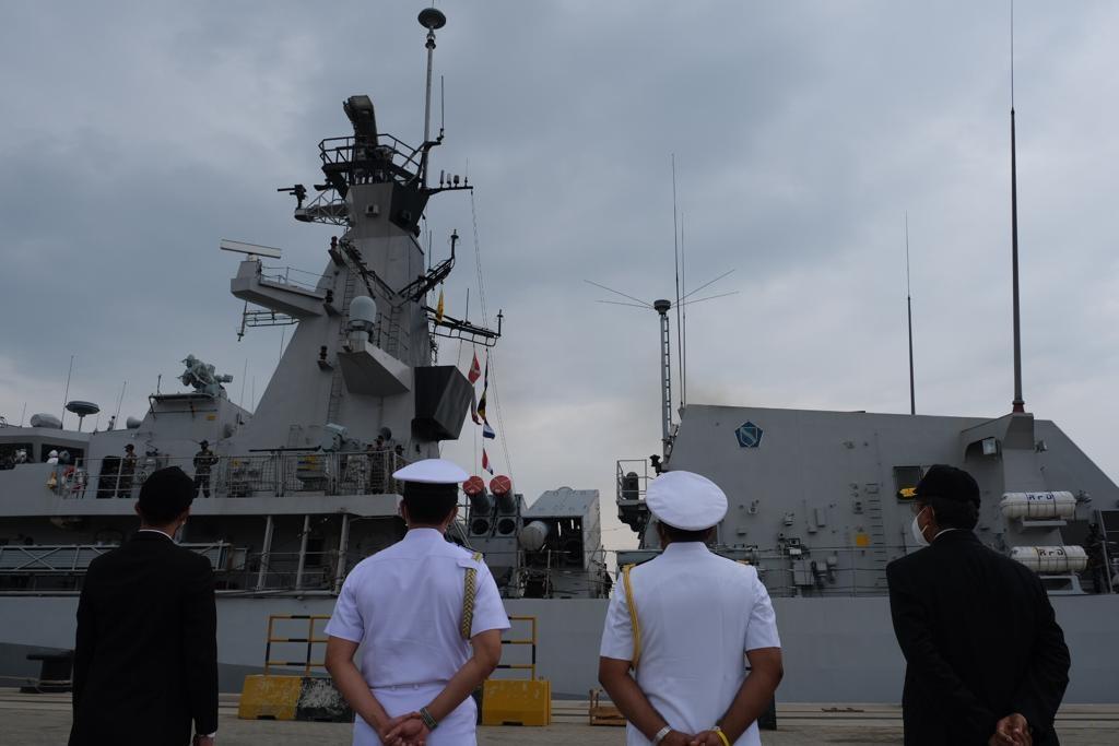 kri-bung-tomo-357-singgah-di-hambantota-sri-lanka-pada-hari-jumat.jpg