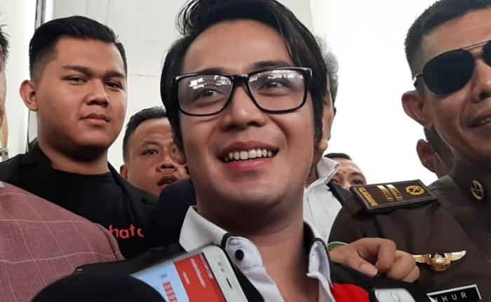 kriss-hatta-senyum-vonis.jpg