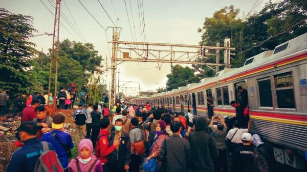 krl-anjlok_20160518_074551.jpg