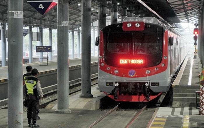 krl-solo-jogja-di-stasiun-palur.jpg