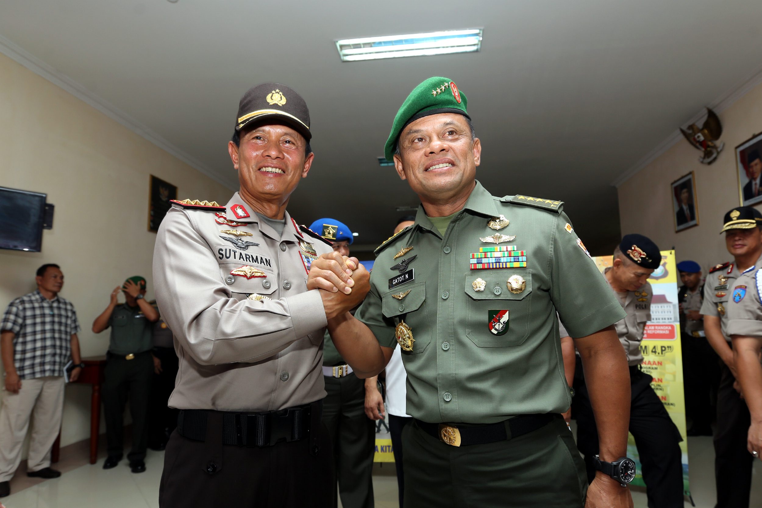 ksad-dan-kapolri-bertemu-di-batam-pasca-bentrokan-tni-dan-brimob_20141121_135816.jpg