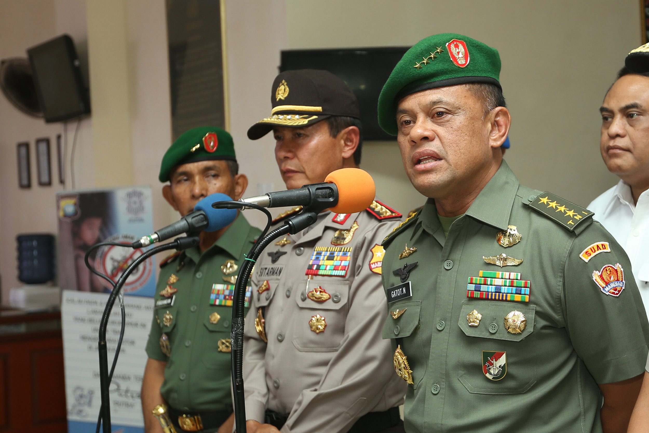 ksad-dan-kapolri-bertemu-di-batam-pasca-bentrokan-tni-dan-brimob_20141121_140036.jpg