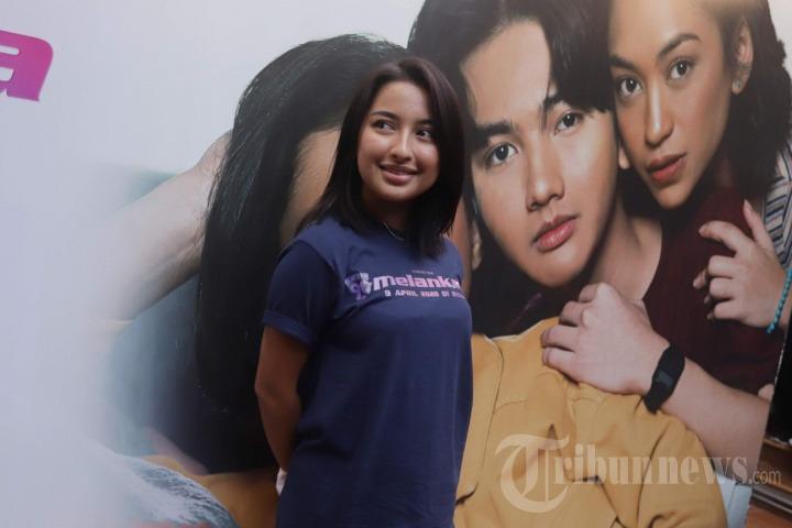 BINTANG FILM - Aktris Jennifer Coppen berpose untuk difoto dalam acara perilisan poster dan trailer film Generasi 90'an Melankolia di Visinema HQ, Cilandak Timur, Jakarta Selatan, Selasa (10/3/2020). (Tribunnews/Herudin)