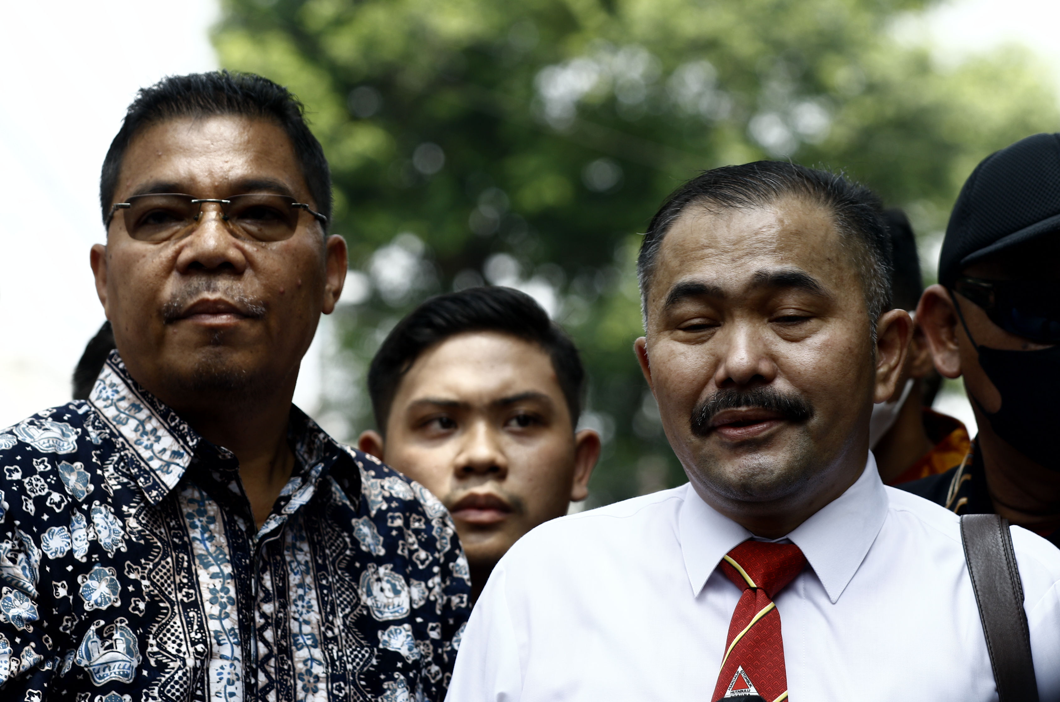 kuasa-hukum-alm-brigadir-j-komarudin-dan-johnson_20220830_202554.jpg
