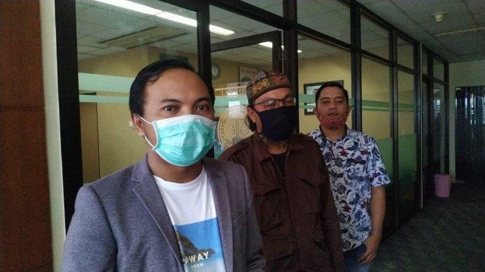 kuasa-hukum-ferdian-paleka-cs-rohman-hidayat-sh-kiri-bersama-oran.jpg