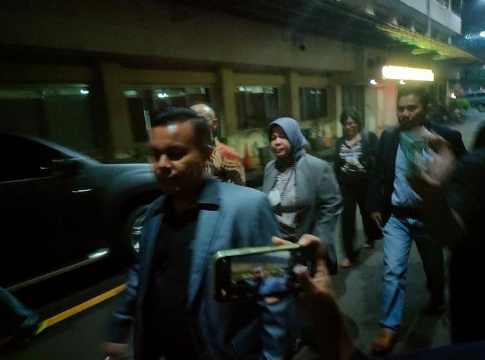 kuasa-hukum-ismail-bolong-johannes-tobing-dan-tim-meninggalkan-bareskrim-polri.jpg