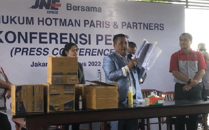 kuasa-hukum-jne-hotman-paris-hutape-menunjukkan-sejumlah-dokumen.jpg