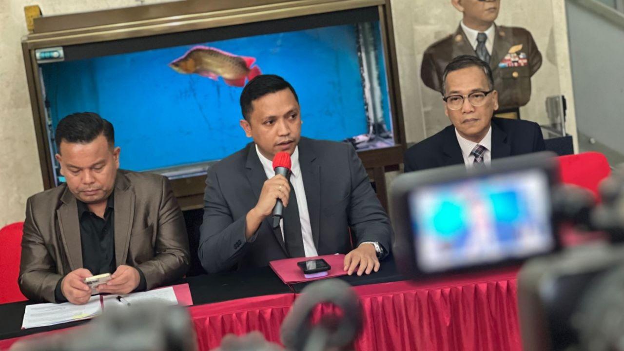 kuasa-hukum-sekjen-pdip-hasto-kristiyanto-ronny-talapessy-saat-konferensi-pers.jpg