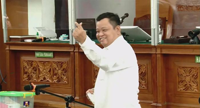 kuat-maruf-finger-heart.jpg