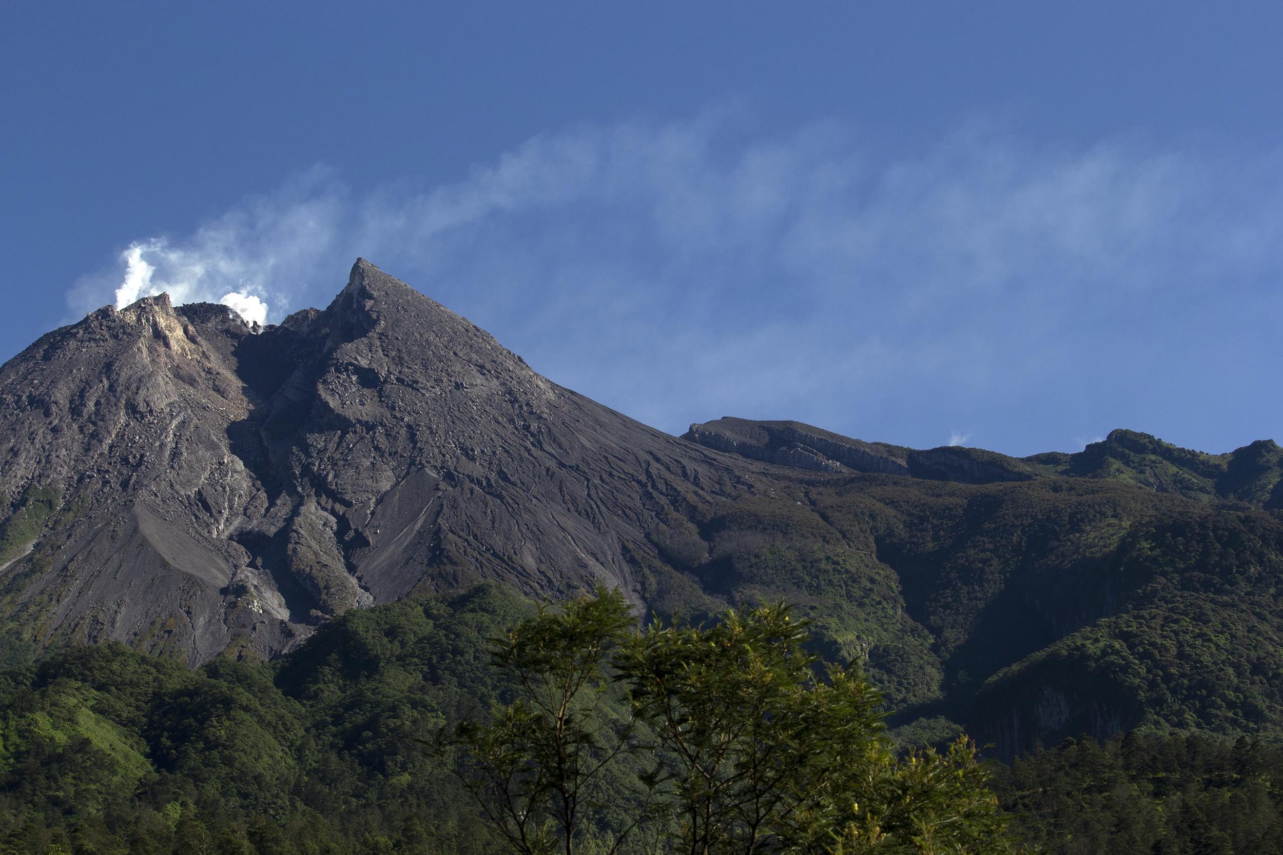 kubah-lava-kawah-gunung-merapi_20210422_164911.jpg