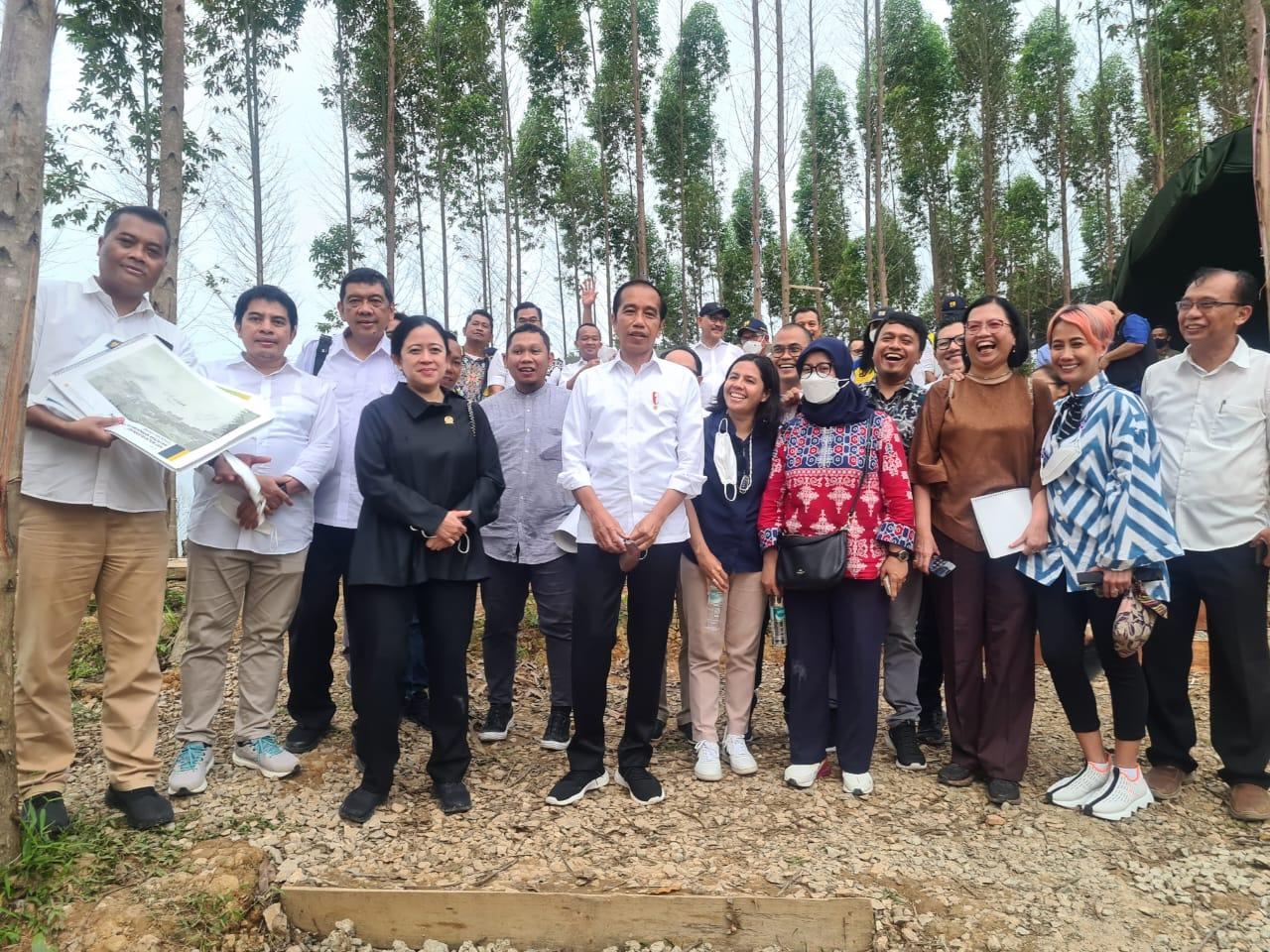kunjungan-kerja-ketua-dpr-ri-puan-maharani-bersama-presiden-joko-widodo-dan-sejumlah-pemred.jpg