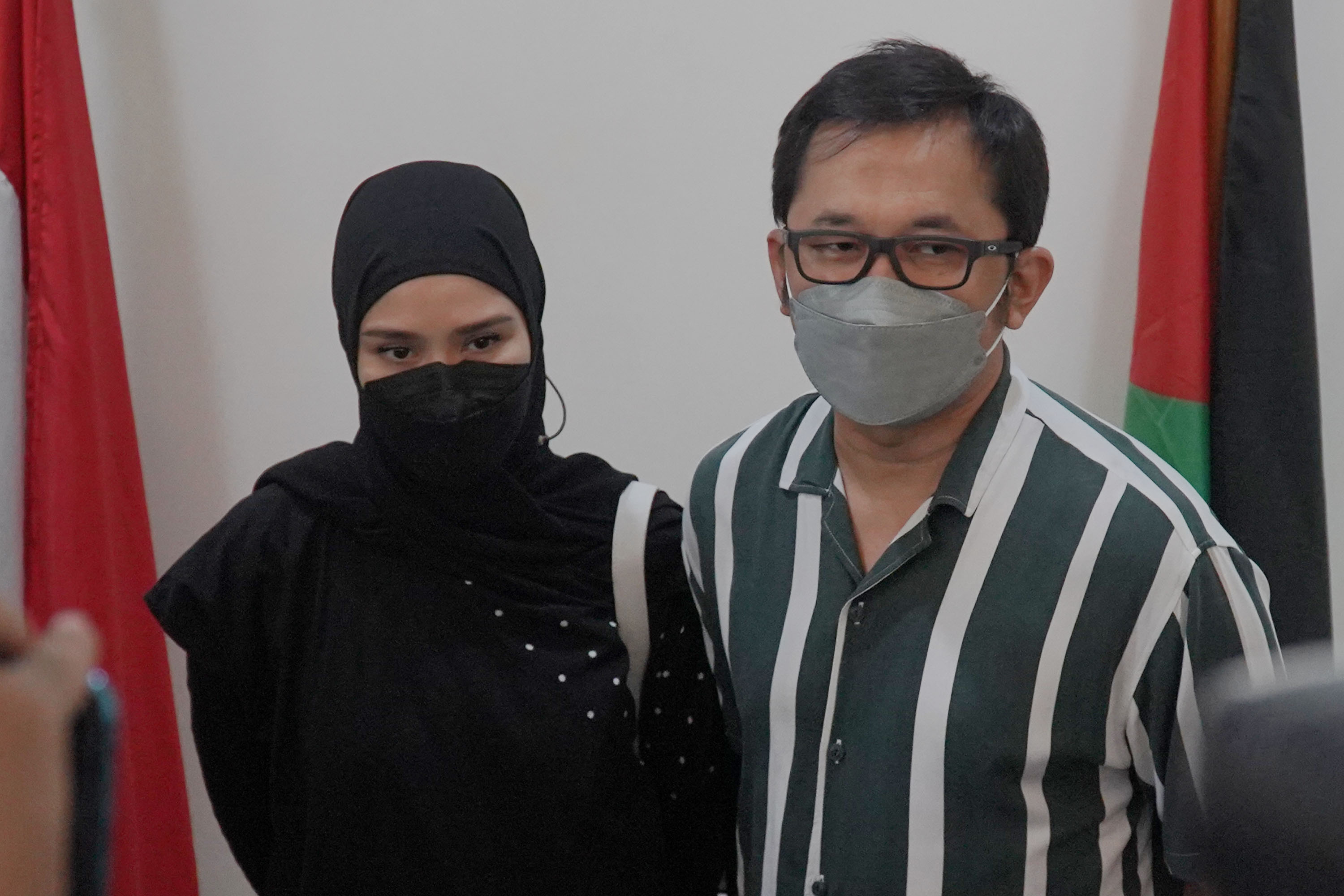 kunjungan-zaskia-mecca-dan-hanung-bramantyo-ke-kedubes-palestina_20210519_192050.jpg