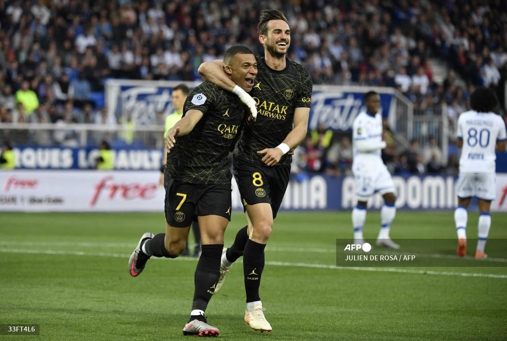 kylian-mbappe-kiri-merayakan-setelah-mencetak-gol-pertama.jpg