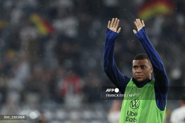 kylian-mbappe-melambaikan-tangan.jpg