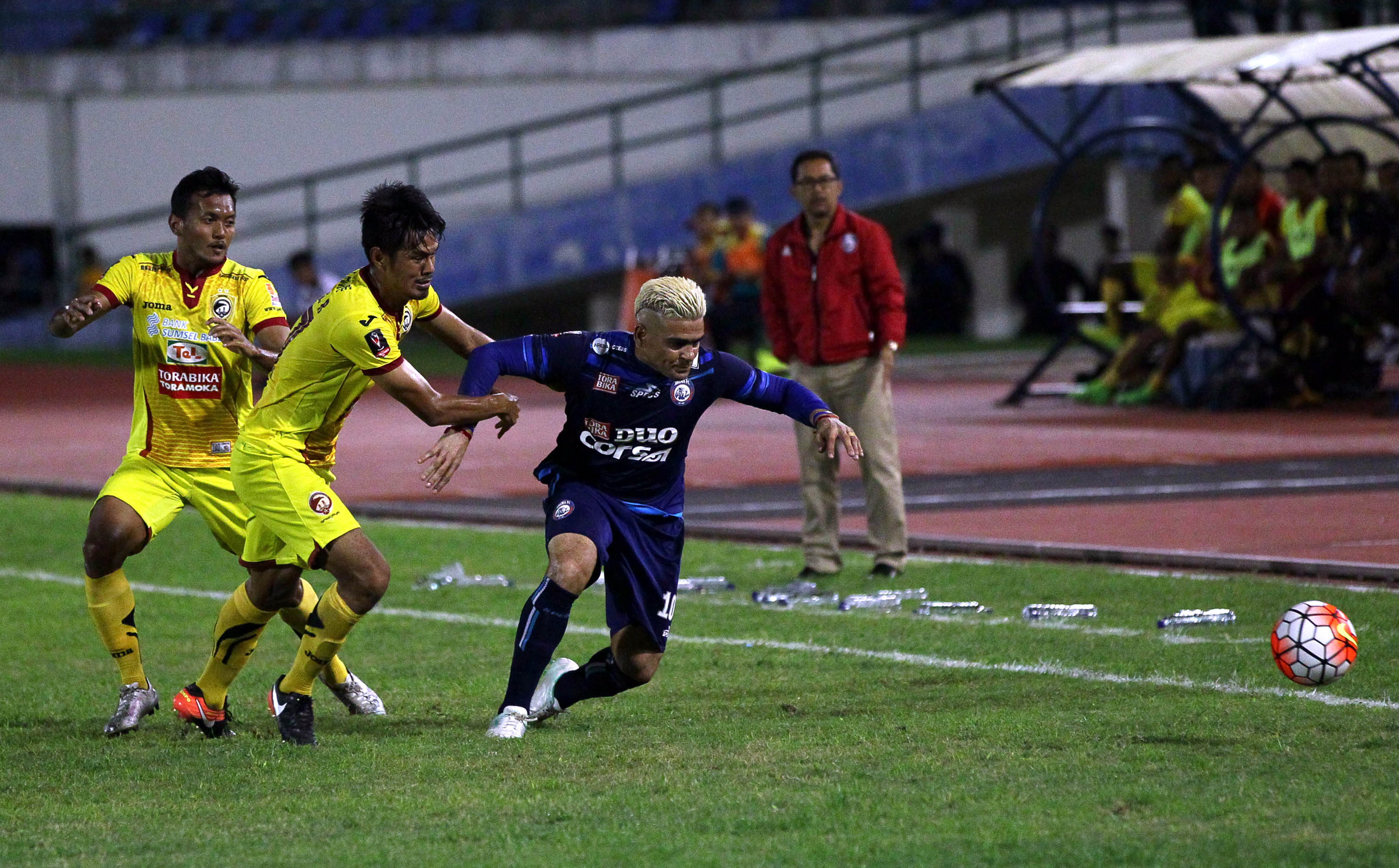laju-christian-gonzales-dihadang-pemain-sriwijaya-fc_20170227_120319.jpg
