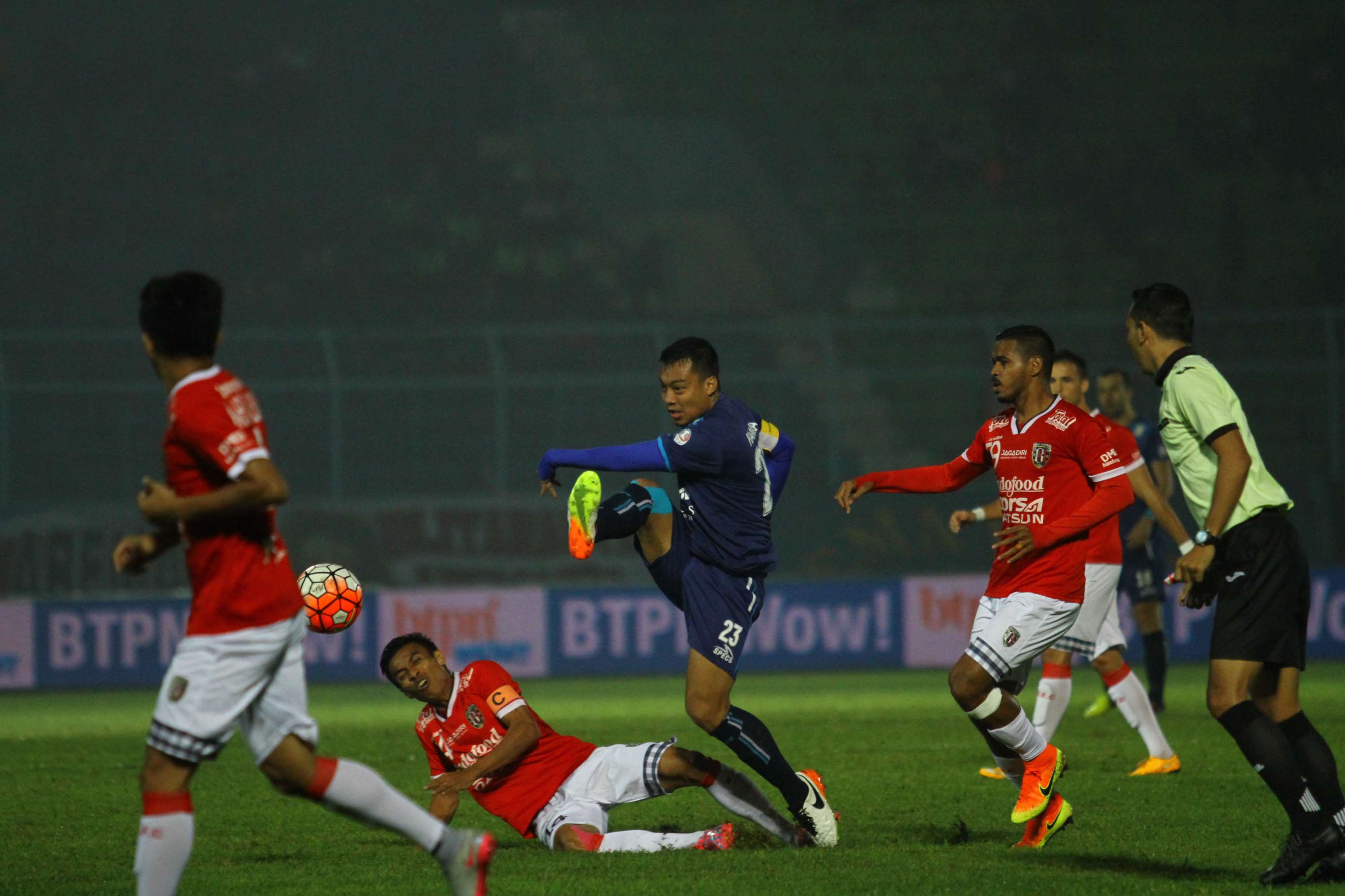 laju-hamka-hamzah-dikepung-pemain-bali-united_20160809_104729.jpg