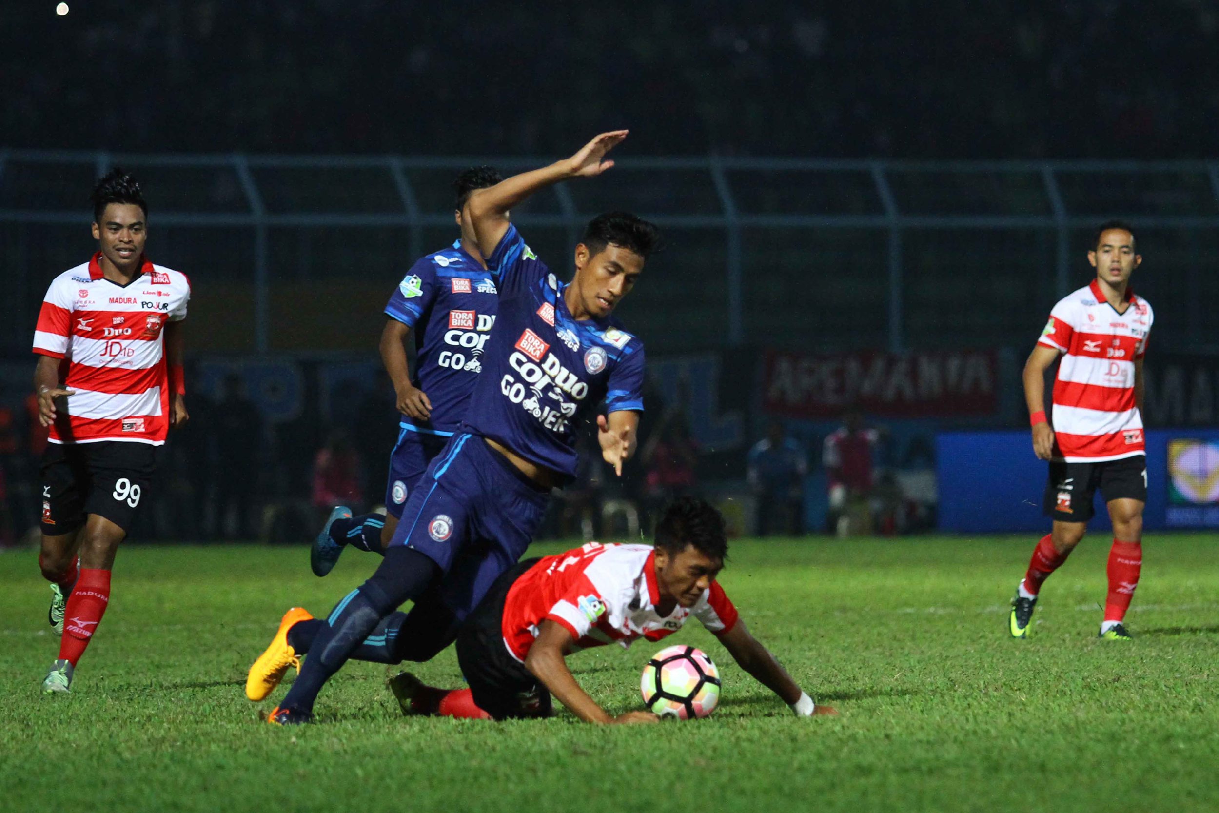 laju-hanif-sjahbandi-dihadang-rizky-dwi-febrianto_20170515_111843.jpg