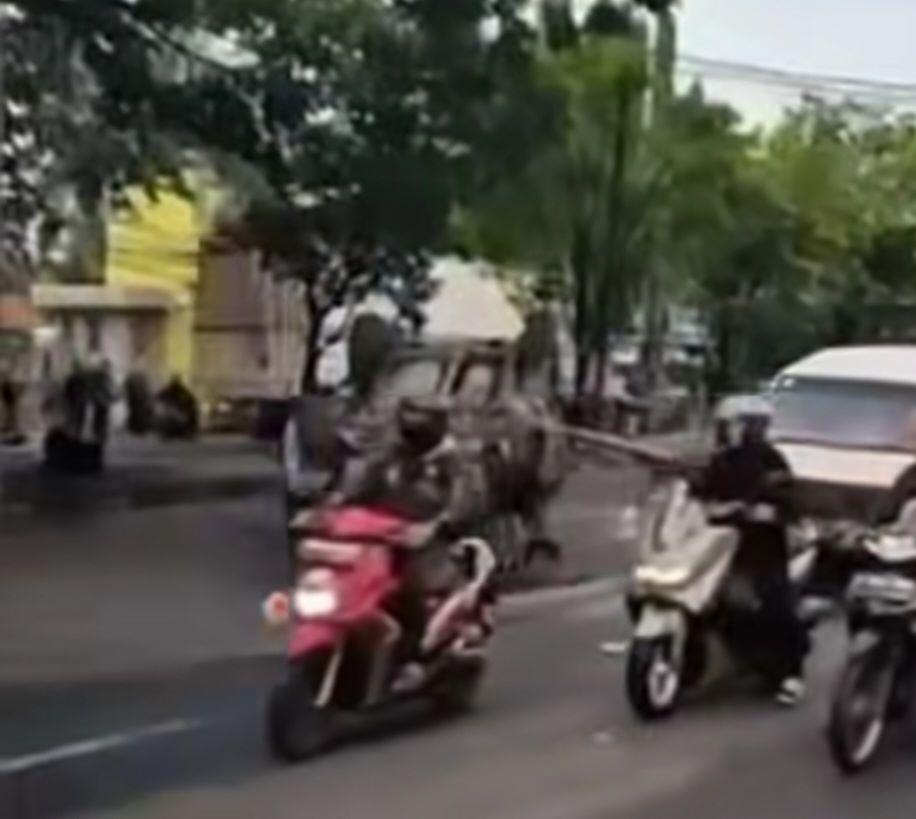 Mobil SUV Terguling di Jalan Transyogi Cibubur, Sopir Diduga Alami Microsleep