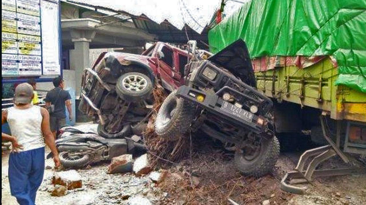 laka-maut-truk-meluncur-di-bumiayu.jpg