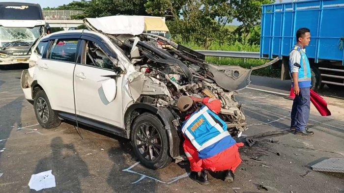 Tabrakan Beruntun di Tol Palikanci, Melibatkan Satu Bus, Empat Truk Boks dan Dua Kendaraan Pribadi