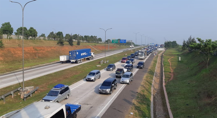 lalu-lintas-di-ruas-tol-cikampek-hingga-cikopo_20180610_084250.jpg