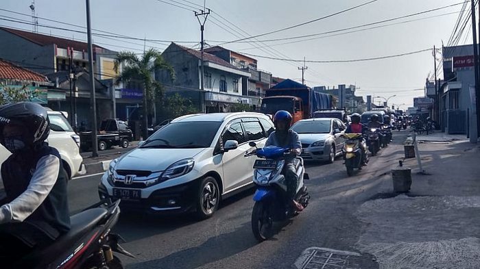 lalu-lintas-jalur-mudik-di-cirebon_20180612_200807.jpg