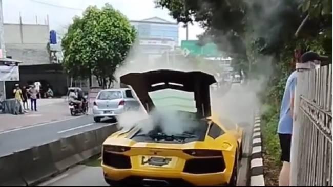 lamborghini-mogok-di-jalur-busway.jpg