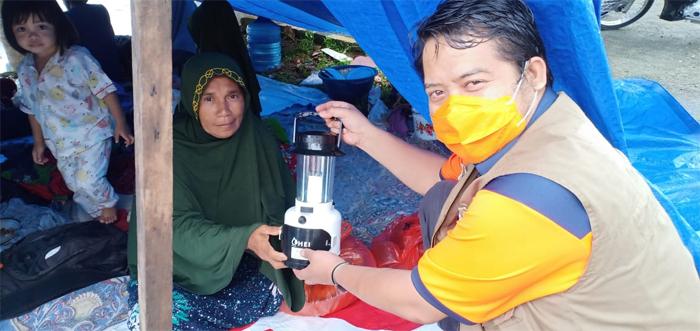 lampu-air-garam-untuk-pengungsi-korban-gempa-bumi-di-sulbar.jpg