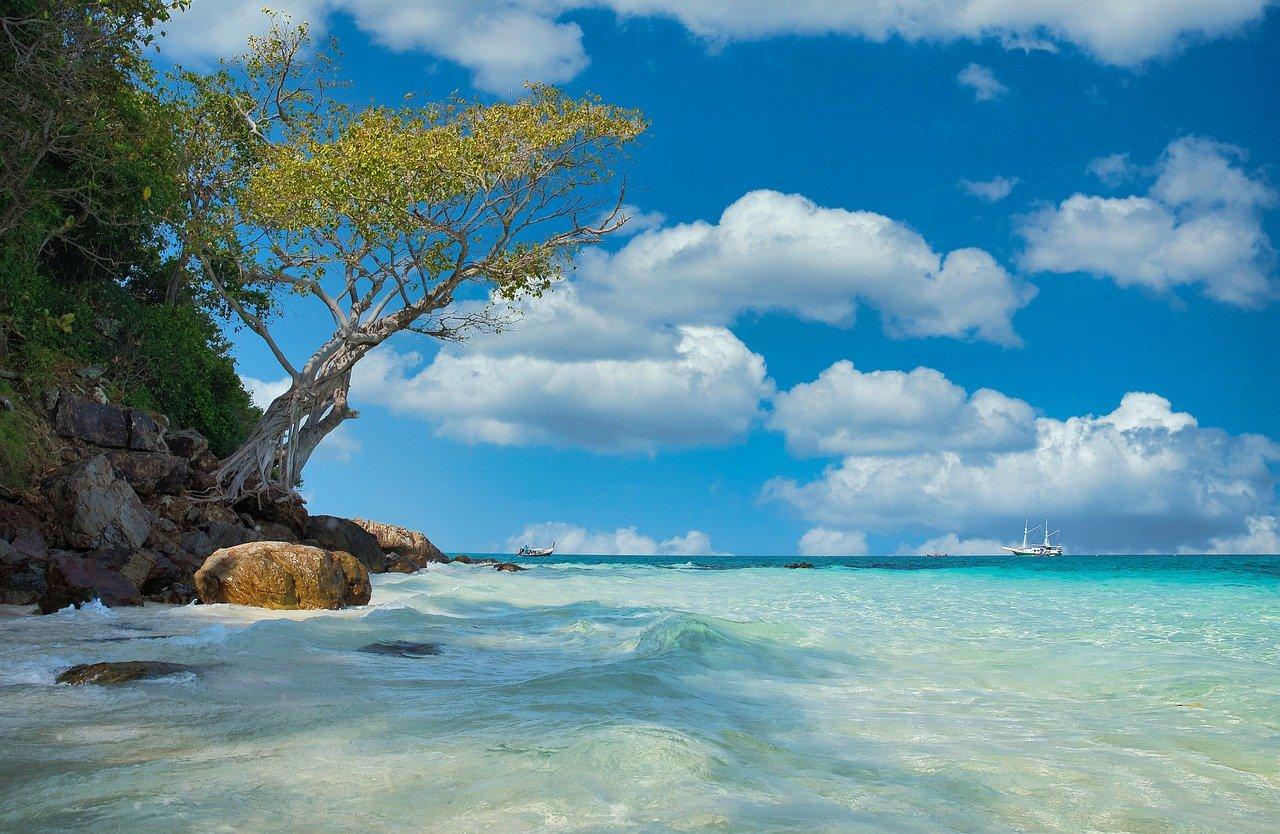 langit-biru-cerah-di-kawasan-pantai.jpg