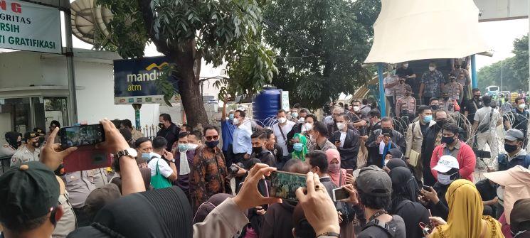 Kubu Rizieq Shihab Rencanakan Aksi Walkout Jika Hakim Paksa Sidang Virtual