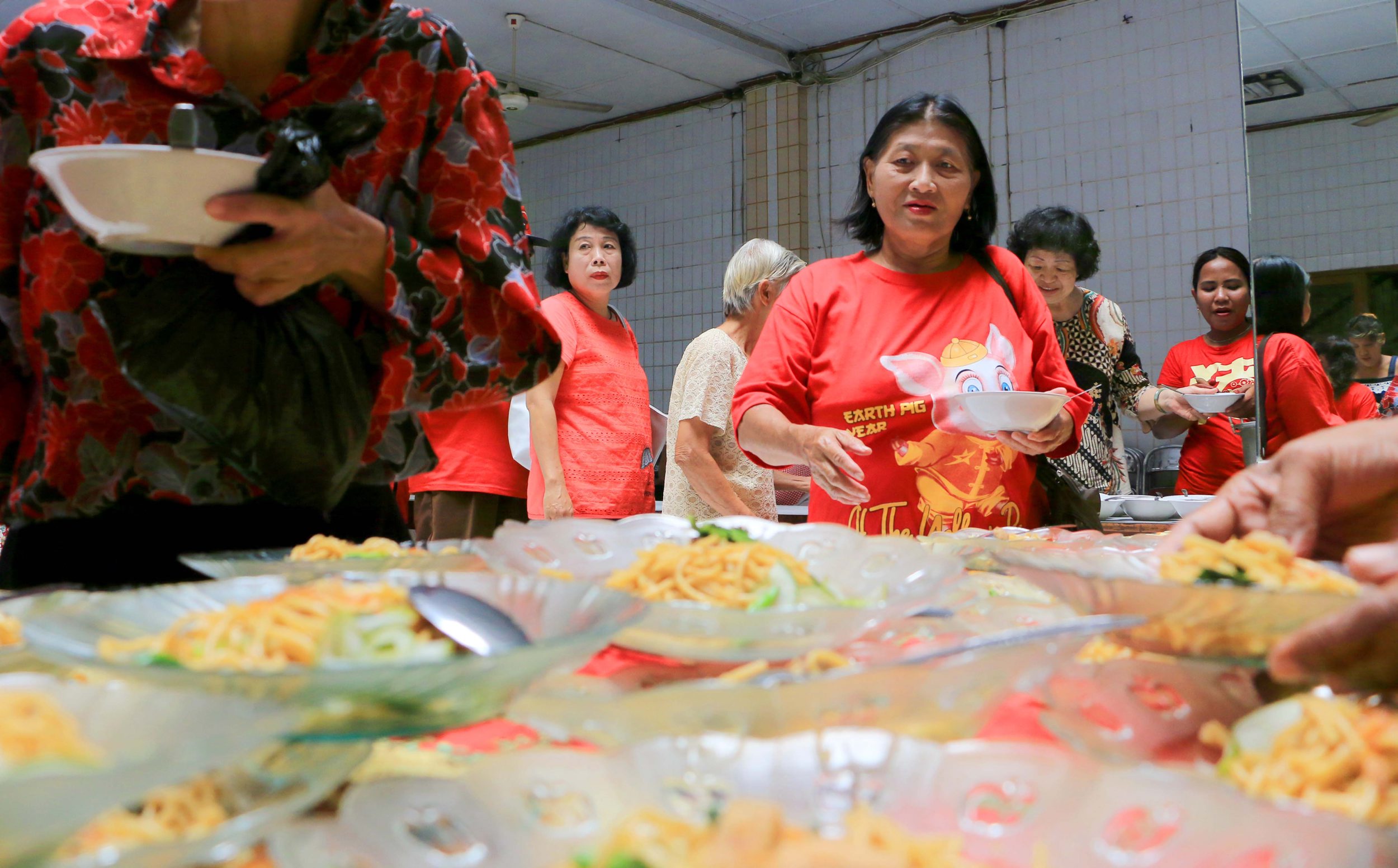 lansia-makan-gratis-di-tahun-babi-imlek-2570_20190213_121717.jpg