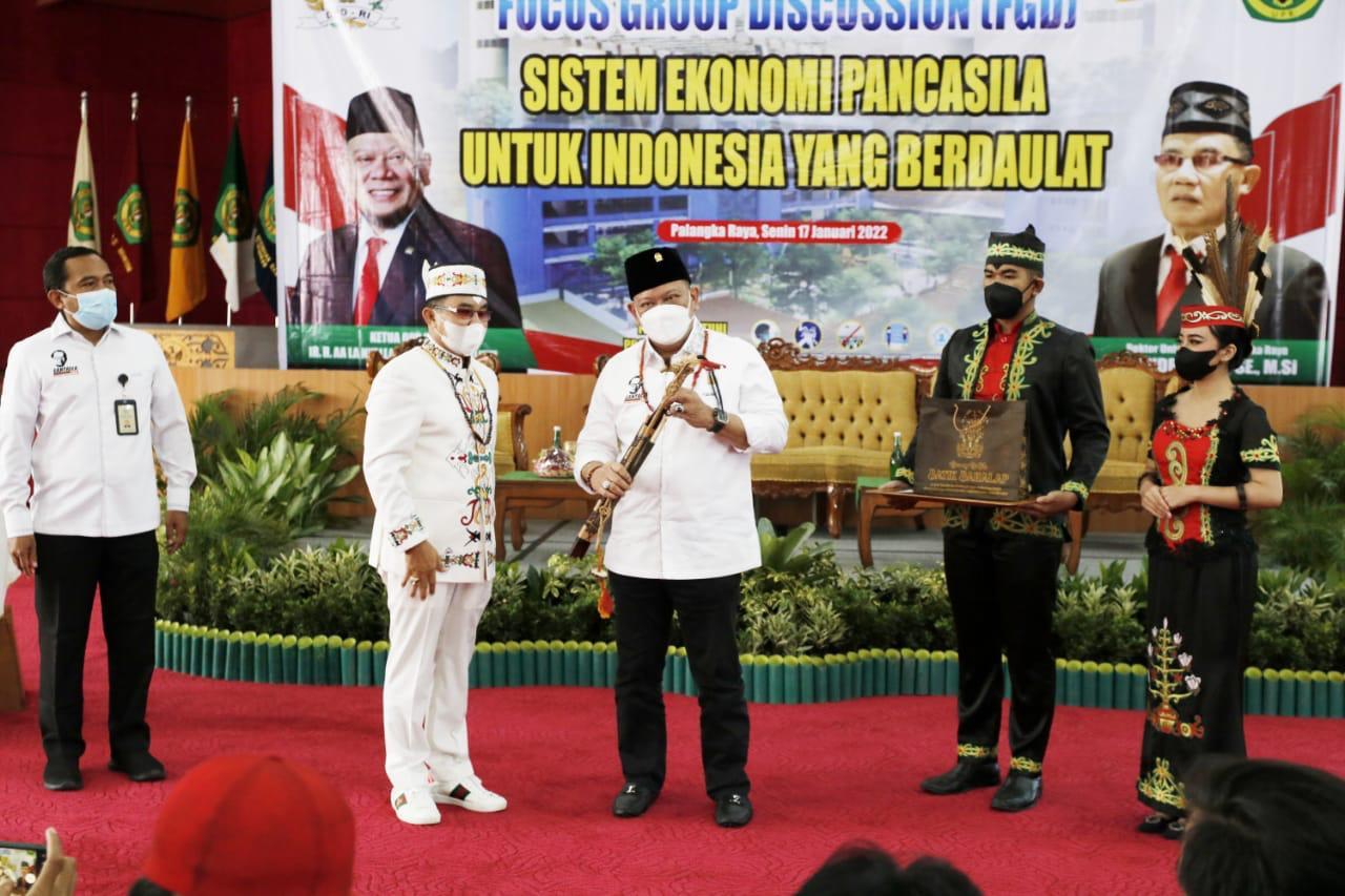 lanyalla-diberi-mandau.jpg