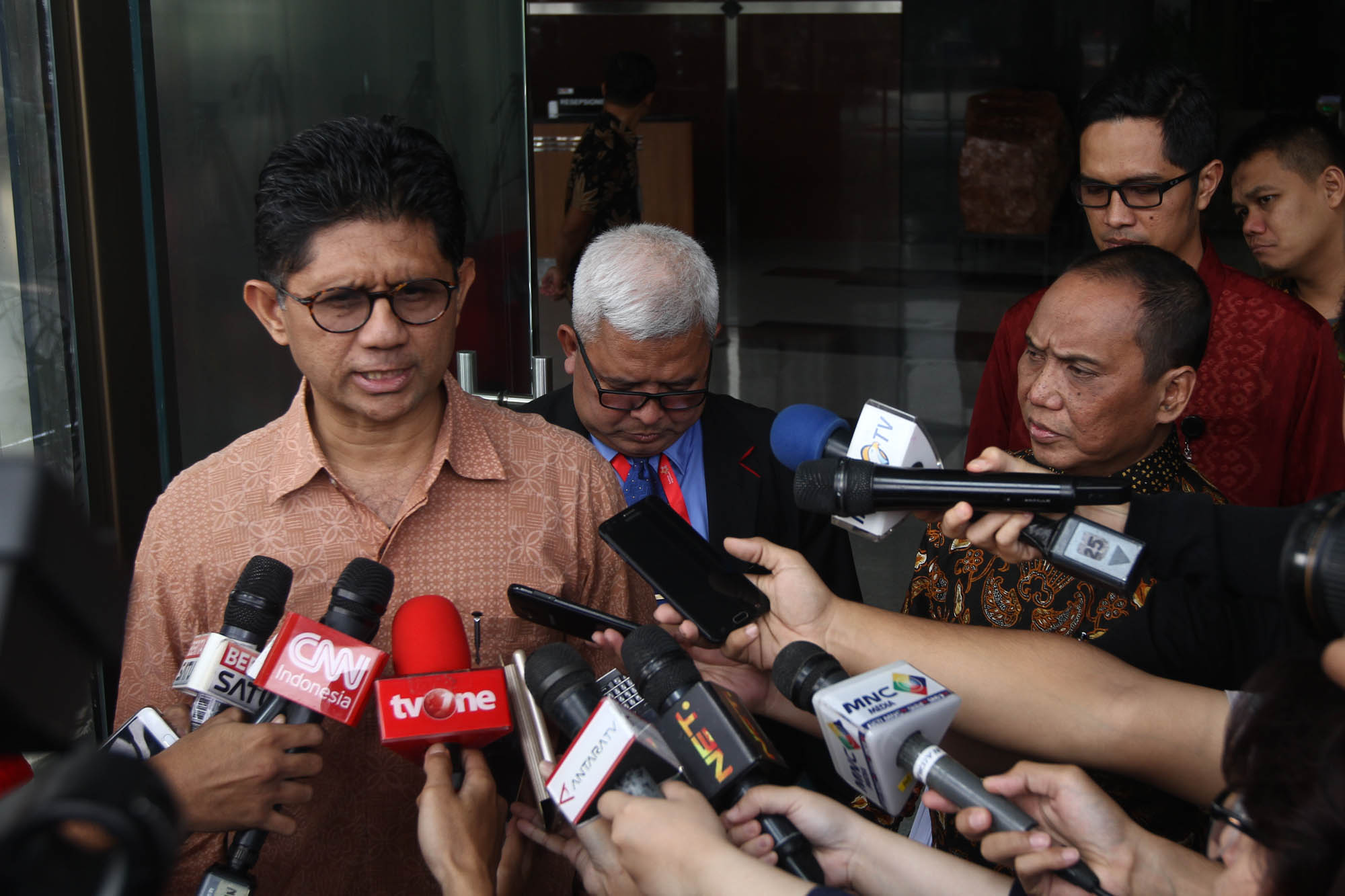 laode-m-syarif-bersama-indriyanto-seno-adji-konpers_20170613_162547.jpg