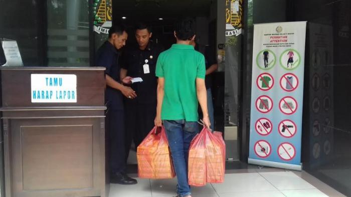 larangan-berpakaian-pendek-di-kantor-imigrasi_20151202_121847.jpg