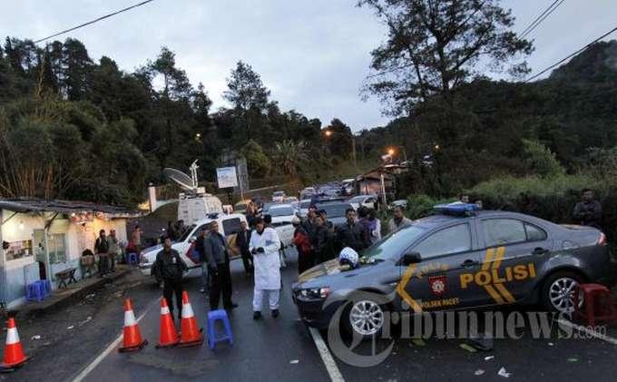 larangan-melintas-jalur-puncak-tahun-baru_20141223_163539.jpg