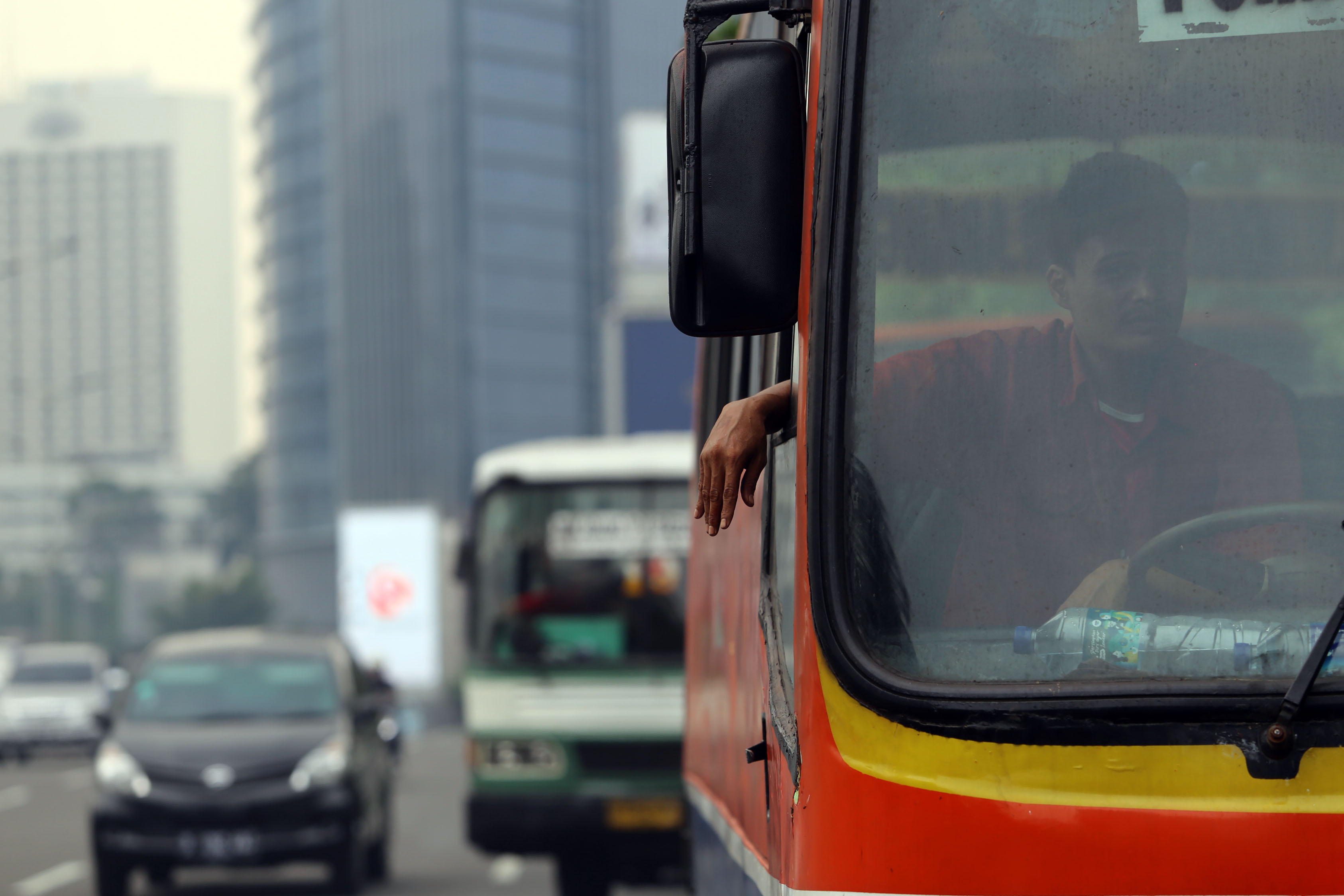 larangan-metromini-melintasi-jalan-protokol_20180704_194423.jpg