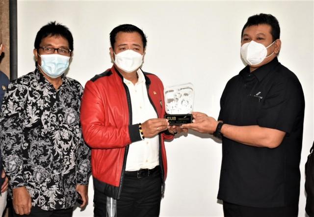lasarus-di-bandara-juanda-komisi-v.jpg