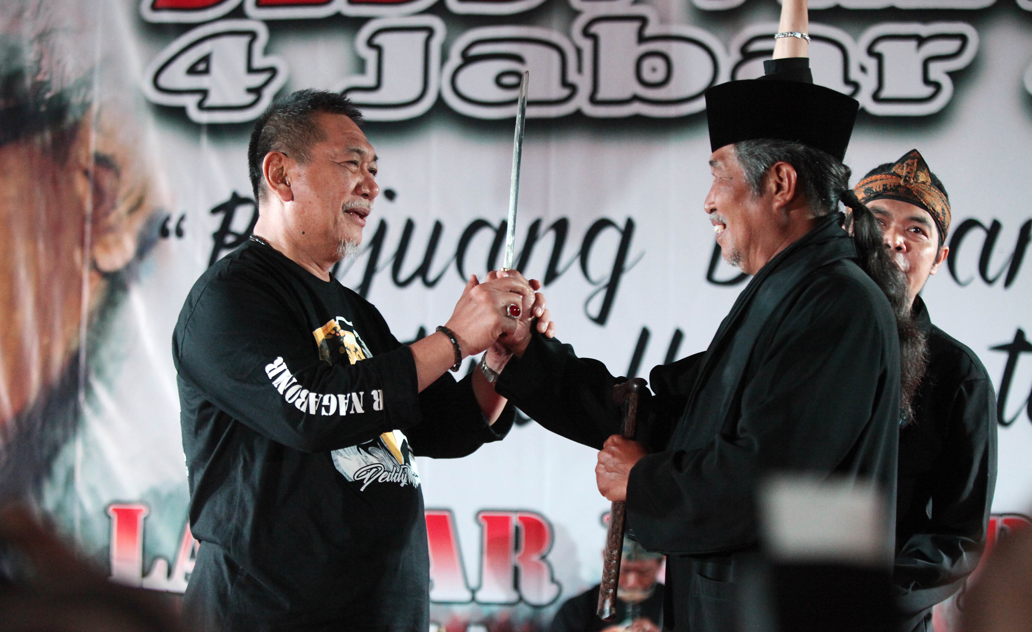 laskar-naga-bonar-dukung-deddy-mizwar-maju-pilgub-jabar-2018_20170724_205012.jpg