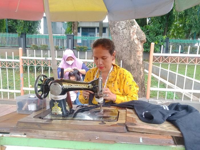 lasmina-30-seorang-penjahit-pinggir-jalan-di-pasar-lenteng-agung.jpg