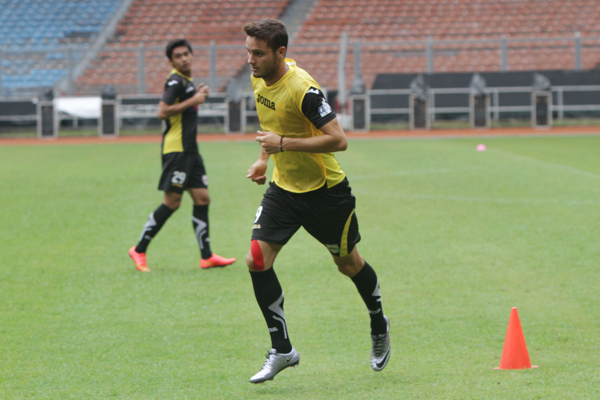 latihan-mitra-kukar-jelang-final-piala-jenderal-soedirman_20160123_115702.jpg