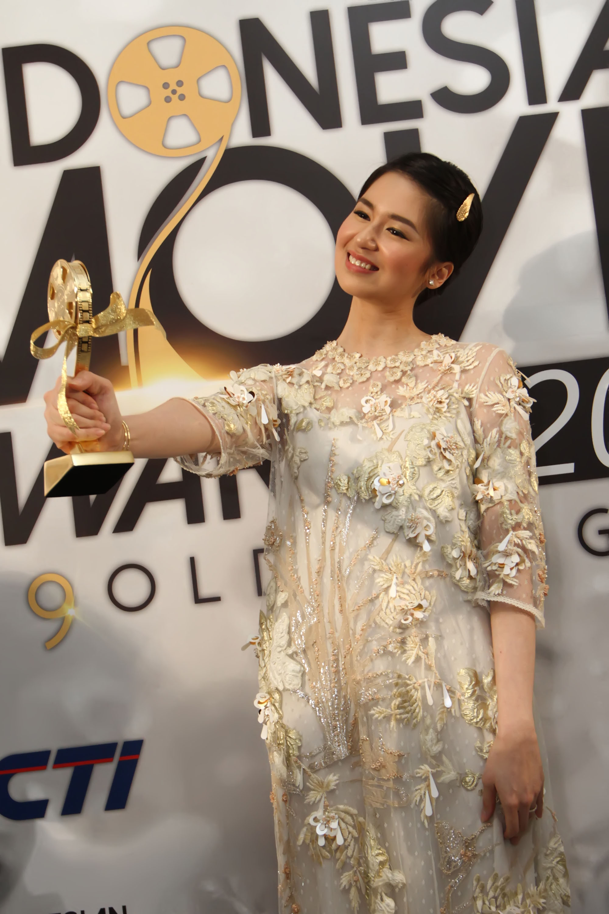 laura-basuki-pemeran-pendukung-wanita-terbaik-versi-ima-2015_20150519_140255.jpg