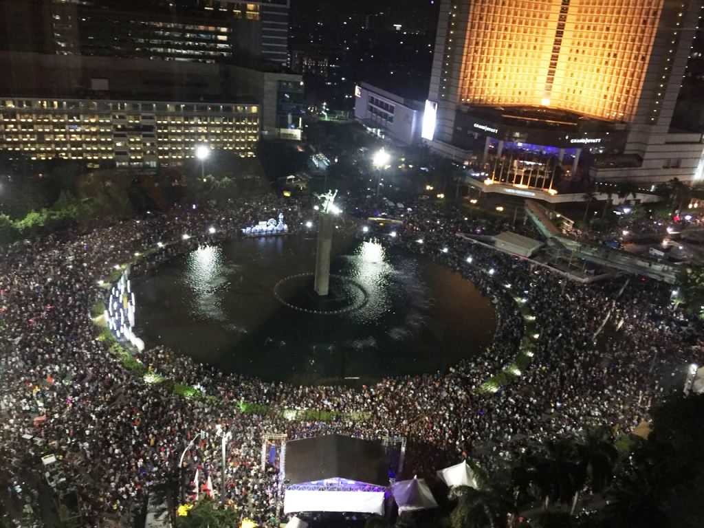 lautan-manusia-menyambut-malam-pergantian-tahun-di-bundaran-hi_20180101_012125.jpg
