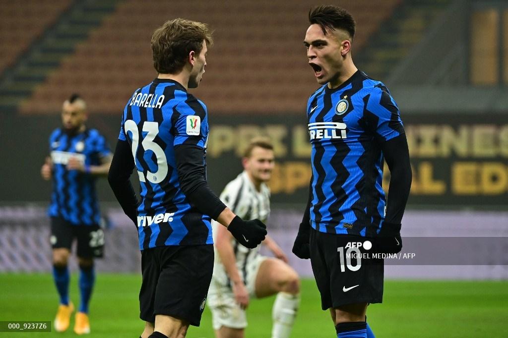 lautaro-martinez-kanan-merayakan-kemenangan-dengan-gelandang-inter-milan-nicolo-barella.jpg