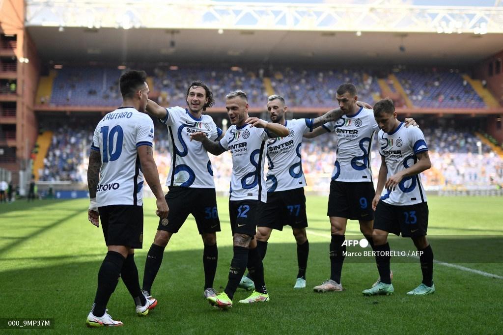 lautaro-martinez-kiri-merayakan-dengan-rekan-setimnya-setelah-mencetak-gol-kedua.jpg