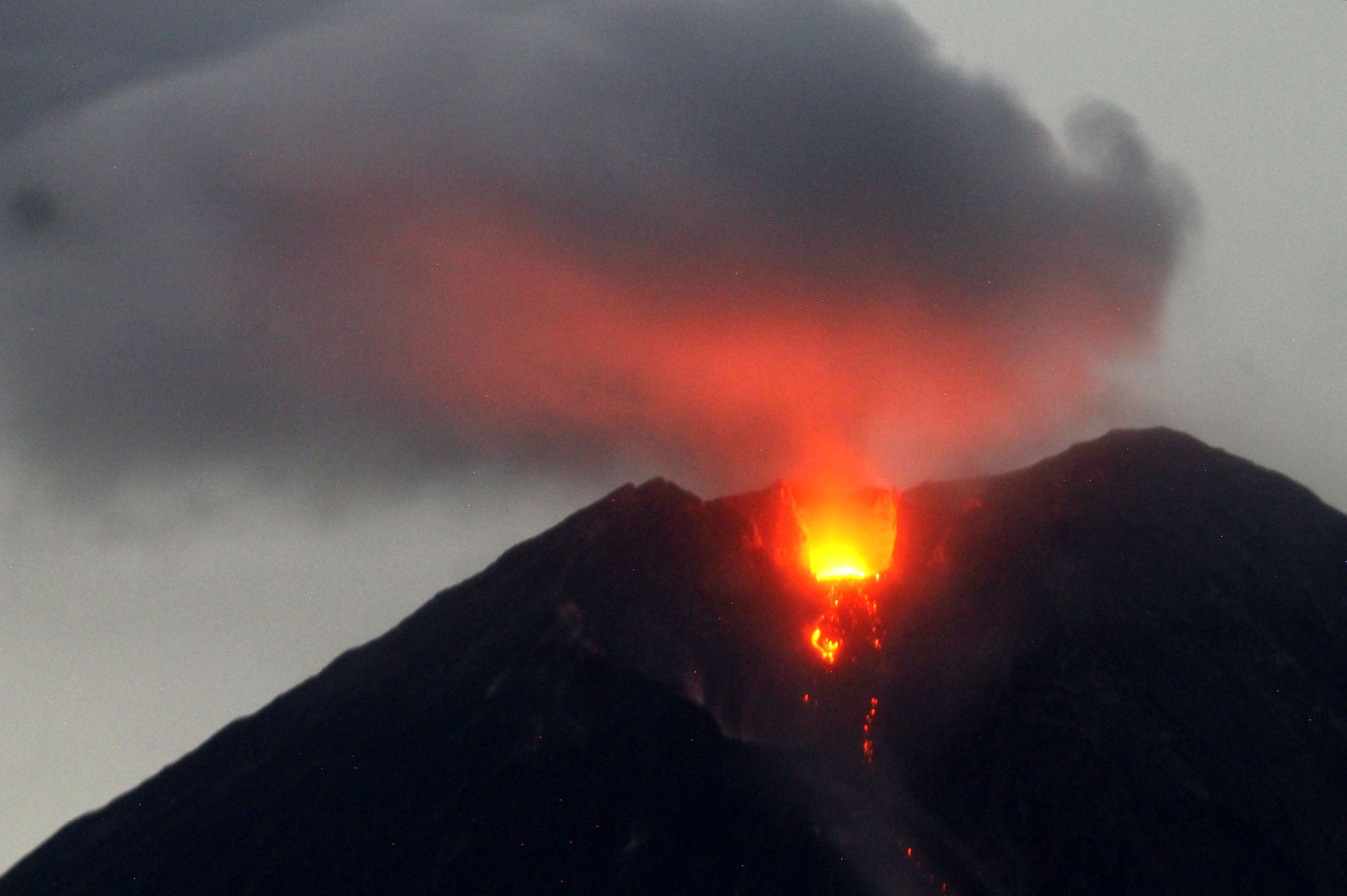 Kisah Guru di Lereng Gunung Semeru Terjang Material Vulkanik Demi Mengajar Murid yang Terisolir