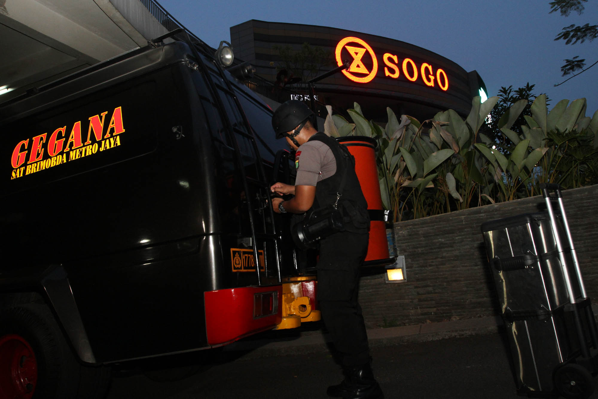 ledakan-bom-di-mal-alam-sutera-tangerang_20151028_190220.jpg